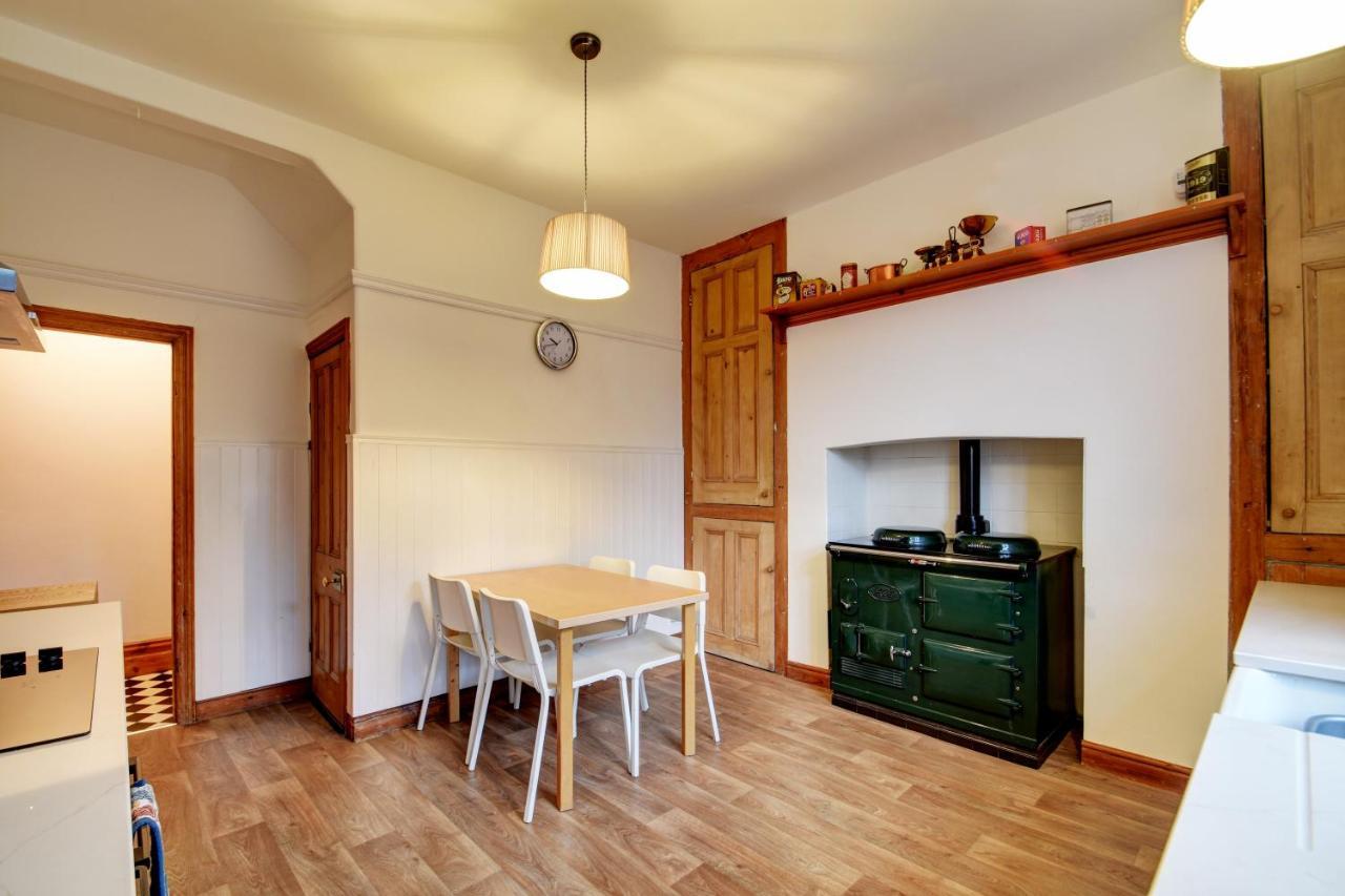 Spacious Victorian Townhouse Near Hcc With Off Street Parking هاروغايت المظهر الخارجي الصورة