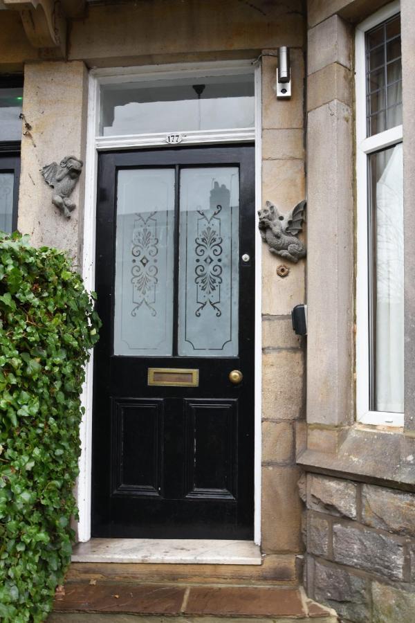 Spacious Victorian Townhouse Near Hcc With Off Street Parking هاروغايت المظهر الخارجي الصورة