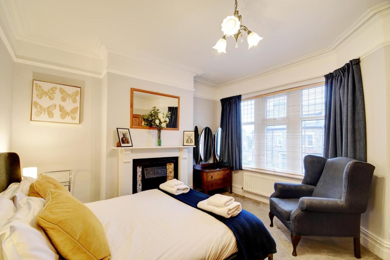 Spacious Victorian Townhouse Near Hcc With Off Street Parking هاروغايت المظهر الخارجي الصورة